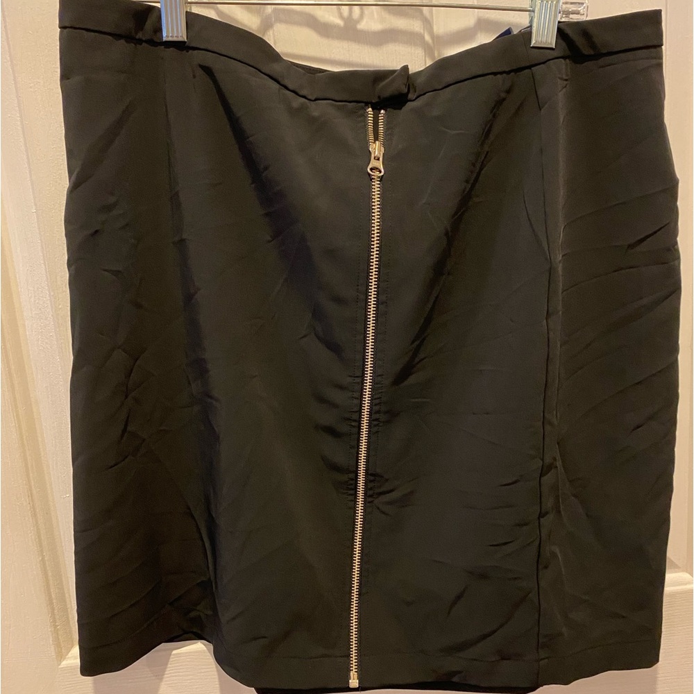 Venezia, women’s skirt, black, front zipper, size 18